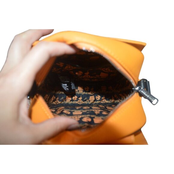 Loungefly Peanuts Great Pumpkin Snoopy Doghouse Crossbody Bag Halloween Spooky - Picture 9 of 9